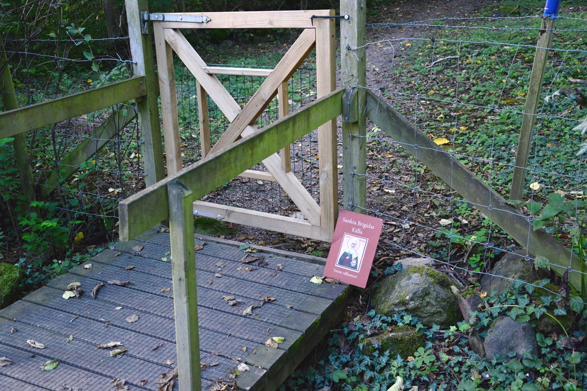 Eingang zur St. Brigida Quelle an der Straße